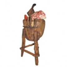 Madera para cortar carne sobre trípode con cuchillos