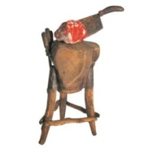 Madera para cortar carne sobre trípode con cuchillos