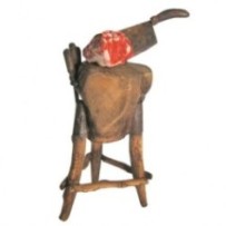 Madera para cortar carne sobre trípode con cuchillos