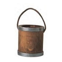 Cubo de madera pequeño en miniatura