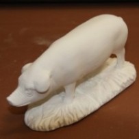 Cerdito tumbadas en escayola de 7 cm