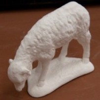 Cordero comiendo en escayola de 10 cm