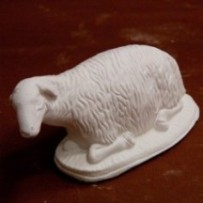 Oveja tumbada en escayola de 10 cm